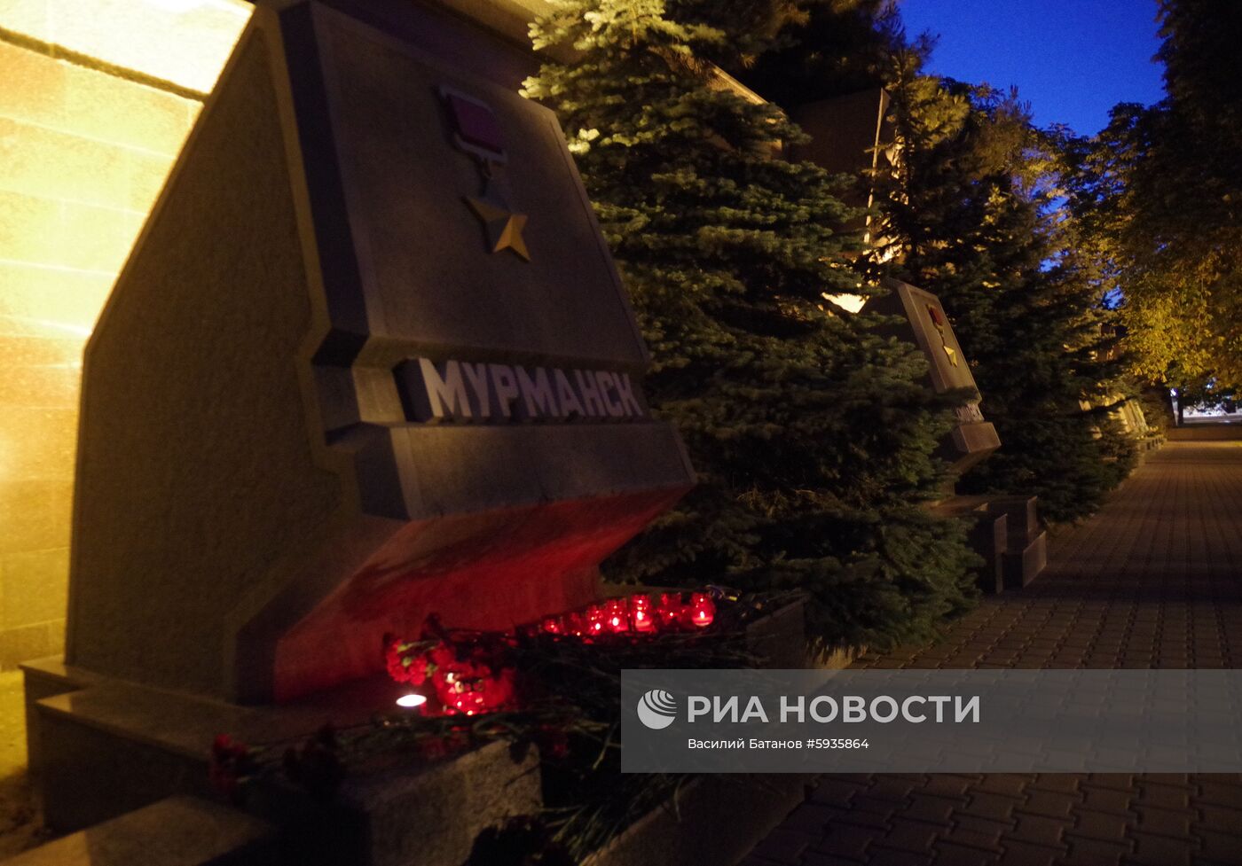 Жители Севастополя несут цветы в память о погибших подводниках к стеле Мурманска