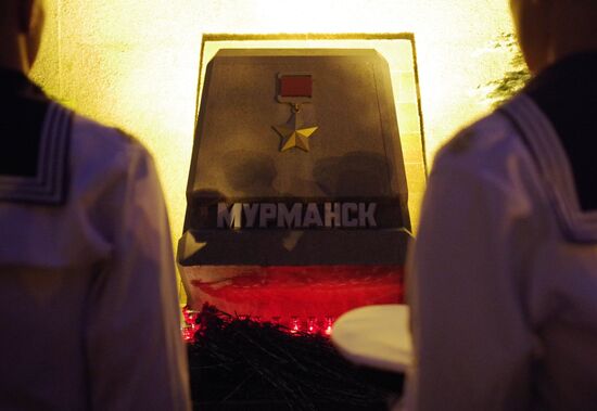 Жители Севастополя несут цветы в память о погибших подводниках к стеле Мурманска