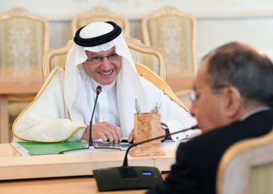 Встреча главы МИД РФ С. Лаврова и генсекретаря ОИС Ю. Осаимина