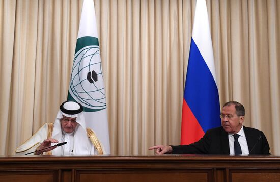 Встреча главы МИД РФ С. Лаврова и генсекретаря ОИС Ю. Осаимина