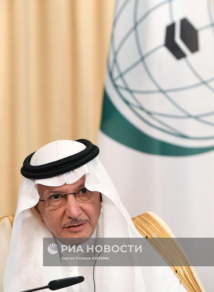 Встреча главы МИД РФ С. Лаврова и генсекретаря ОИС Ю. Осаимина