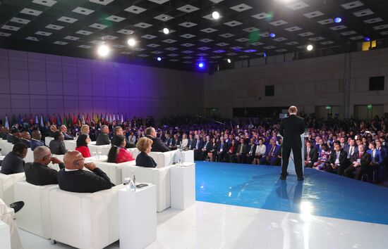 Президент РФ В. Путин посетил Международный форум «Развитие парламентаризма»