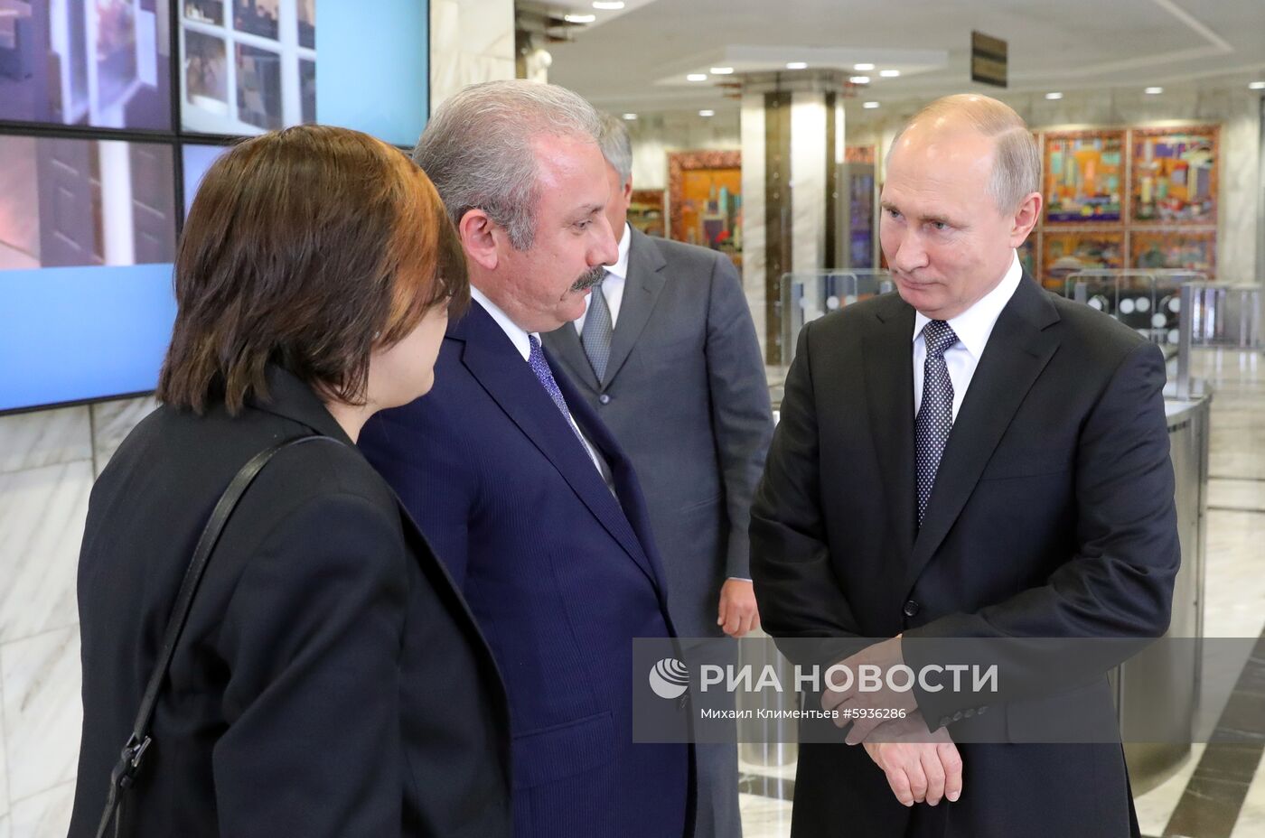 Президент РФ В. Путин посетил Международный форум "Развитие парламентаризма"