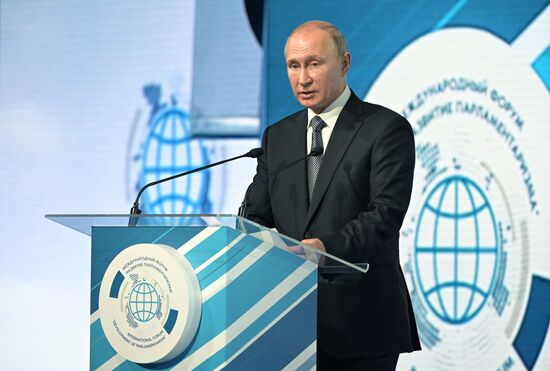 Президент РФ В. Путин посетил Международный форум "Развитие парламентаризма"