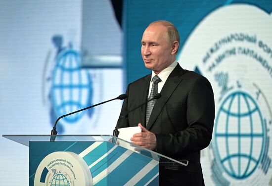 Президент РФ В. Путин посетил Международный форум «Развитие парламентаризма»