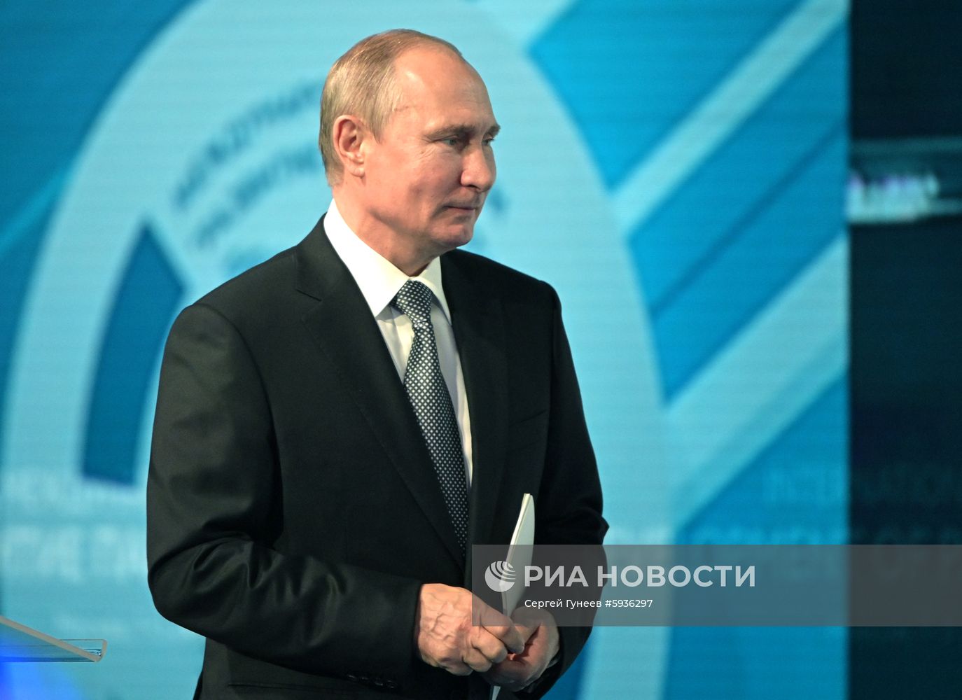 Президент РФ В. Путин посетил Международный форум «Развитие парламентаризма»