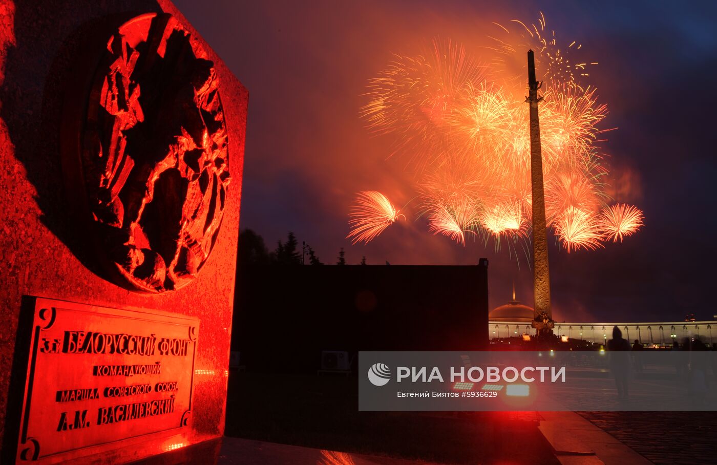Салют в честь 75-летия освобождения Минска от немецко-фашистских захватчиков