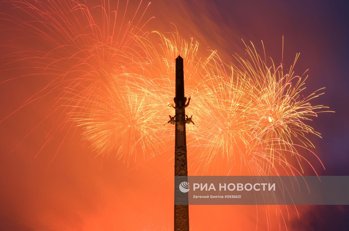 Салют в честь 75-летия освобождения Минска от немецко-фашистских захватчиков