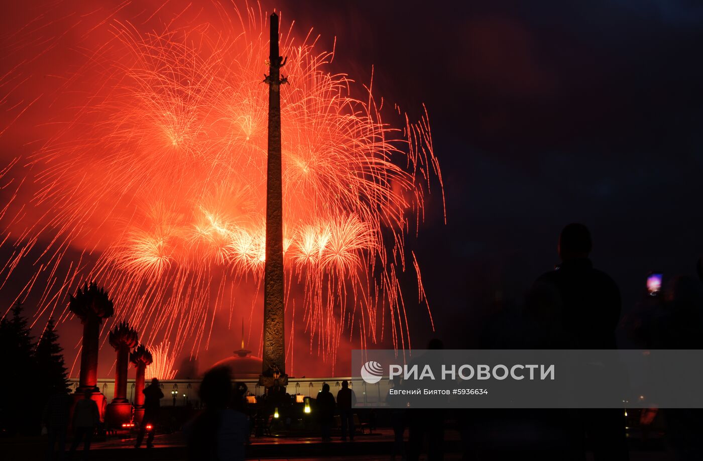 Салют в честь 75-летия освобождения Минска от немецко-фашистских захватчиков