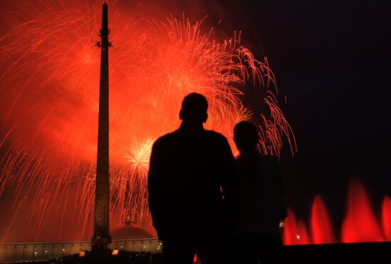 Салют в честь 75-летия освобождения Минска от немецко-фашистских захватчиков