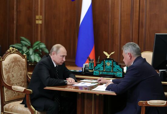 Президент РФ В. Путин встретился с министром обороны РФ С. Шойгу