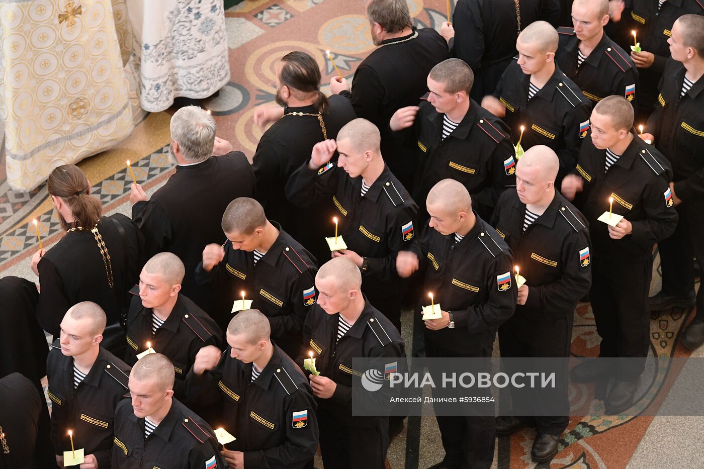 Панихида по погибшим морякам-подводникам в Кронштадтском морском соборе