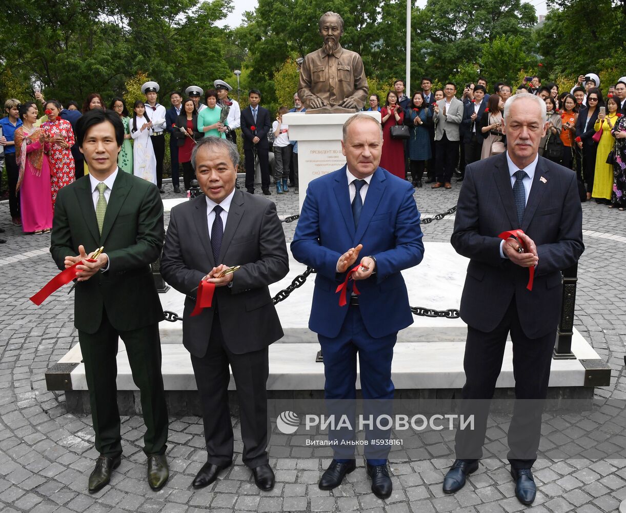 Открытие памятника первому президенту Вьетнама Хо Ши Мину во Владивостоке