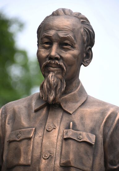 Открытие памятника первому президенту Вьетнама Хо Ши Мину во Владивостоке
