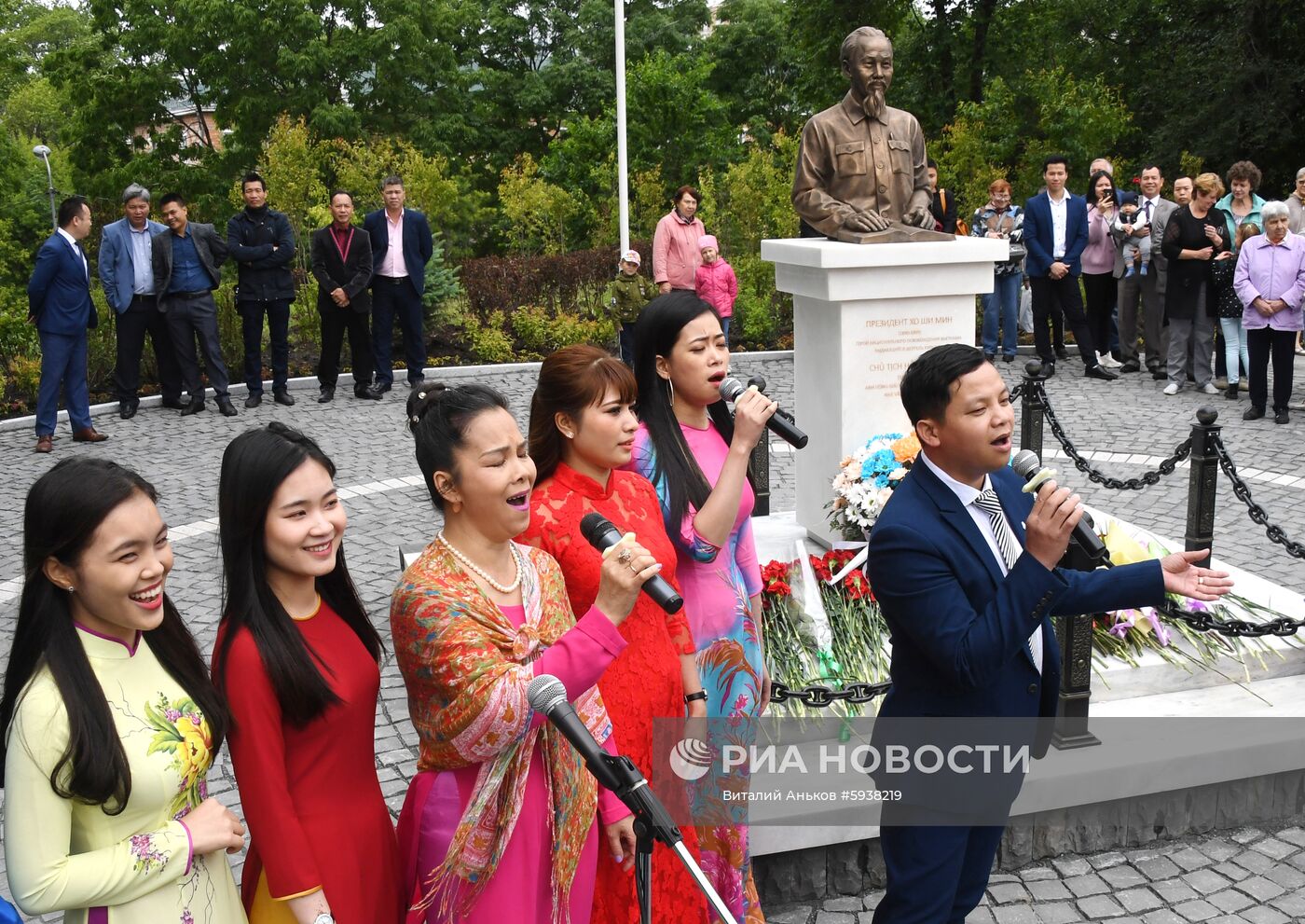 Открытие памятника первому президенту Вьетнама Хо Ши Мину во Владивостоке