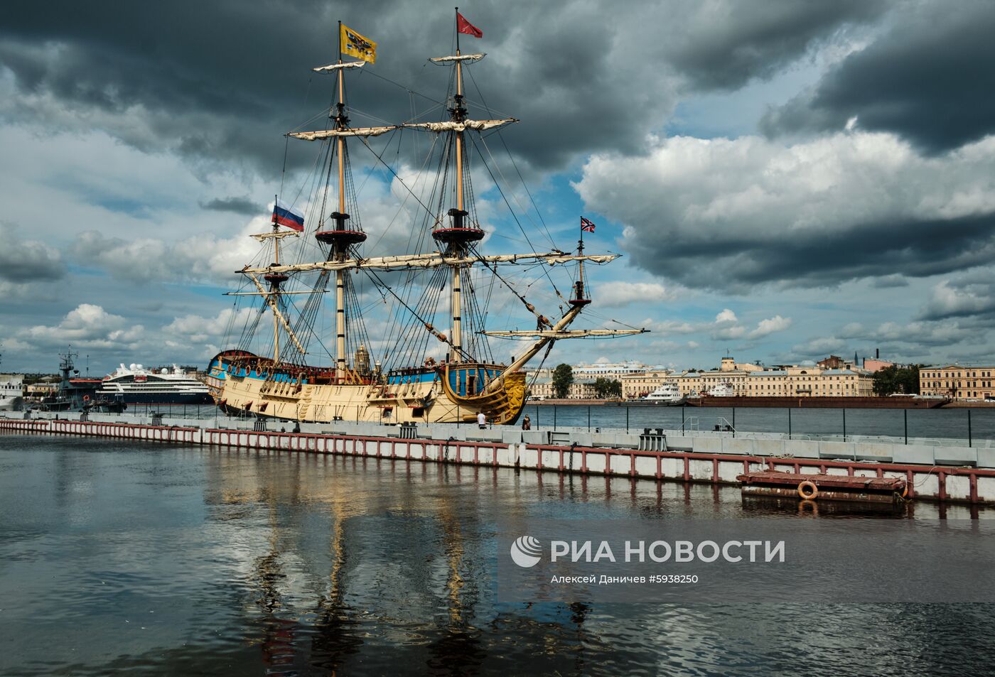 Парусник "Полтава" пришвартовался в центре Петербурга
