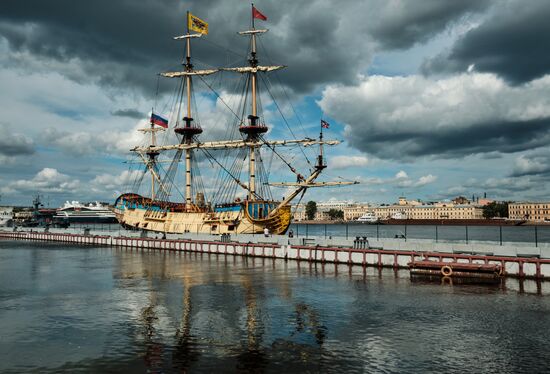 Парусник "Полтава" пришвартовался в центре Петербурга