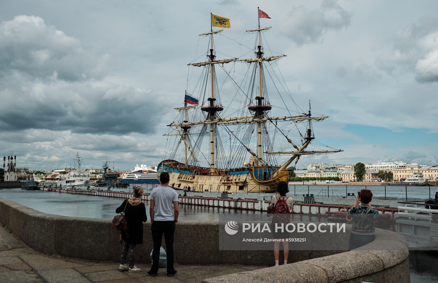 Парусник "Полтава" пришвартовался в центре Петербурга