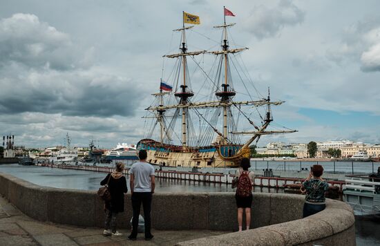 Парусник "Полтава" пришвартовался в центре Петербурга