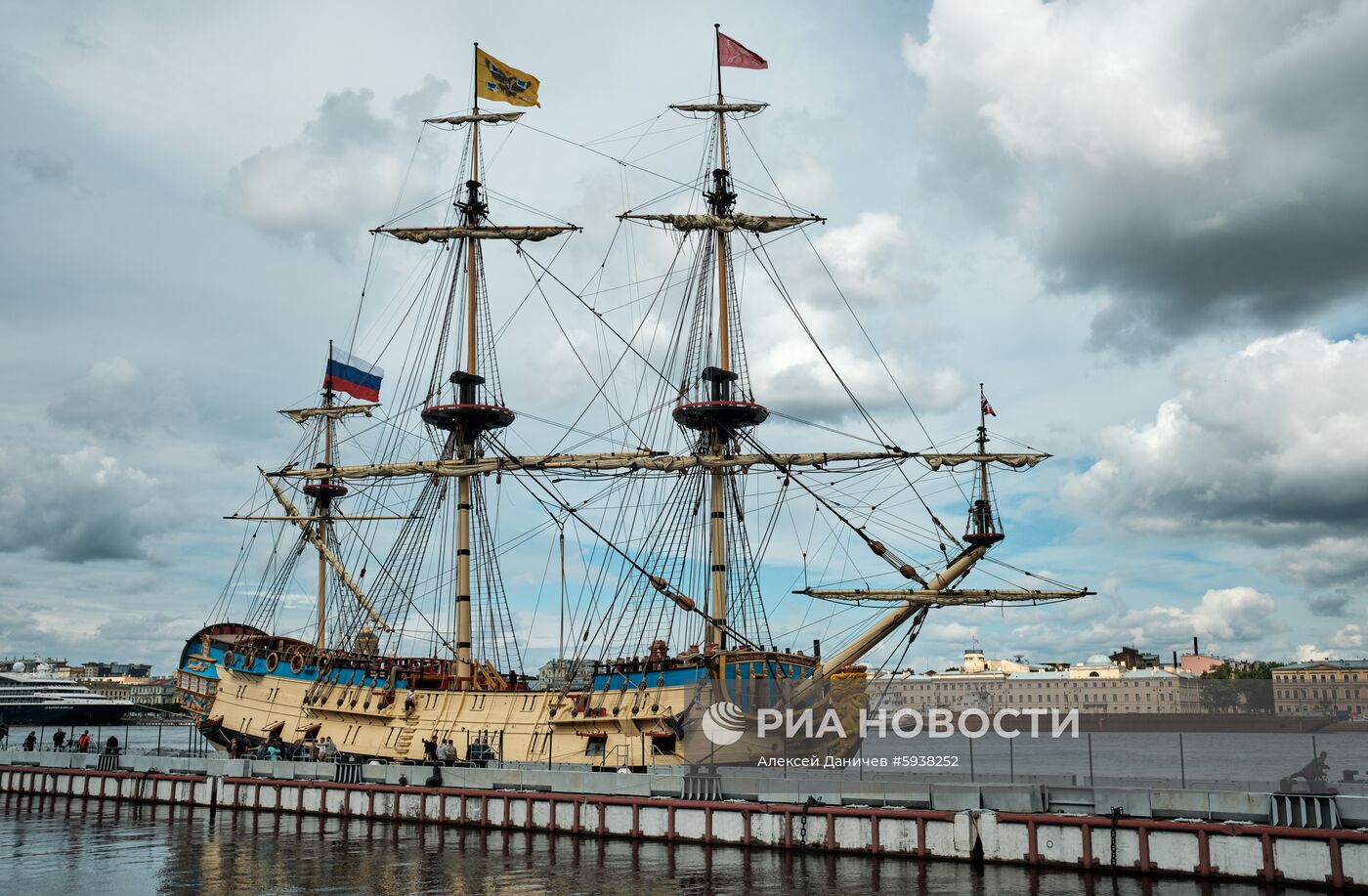 Парусник "Полтава" пришвартовался в центре Петербурга