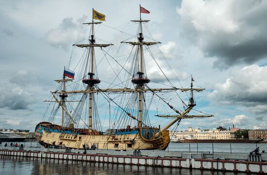 Парусник "Полтава" пришвартовался в центре Петербурга