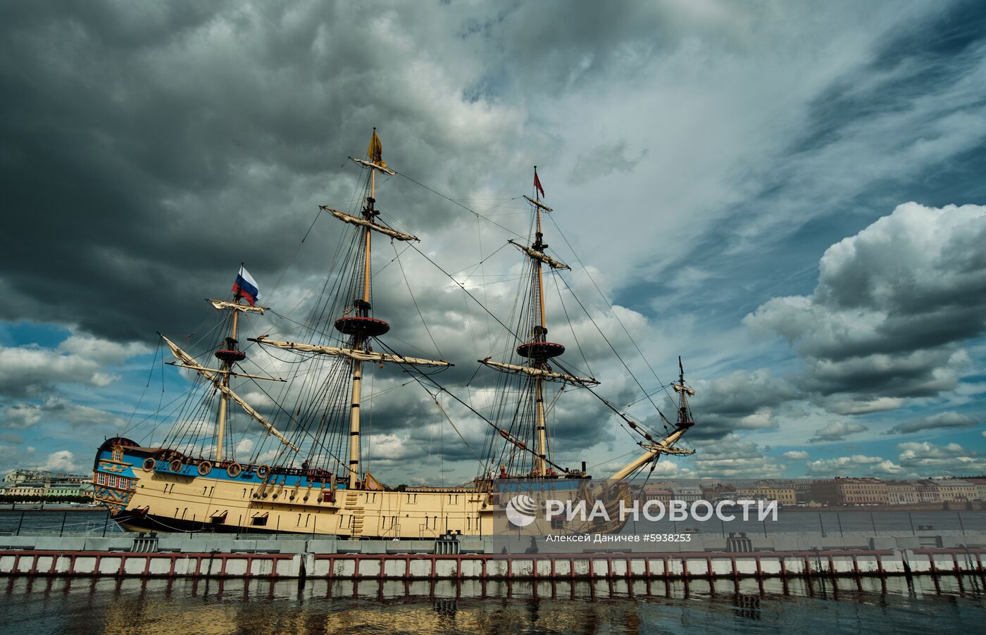 Парусник "Полтава" пришвартовался в центре Петербурга