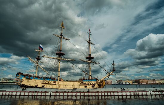 Парусник "Полтава" пришвартовался в центре Петербурга