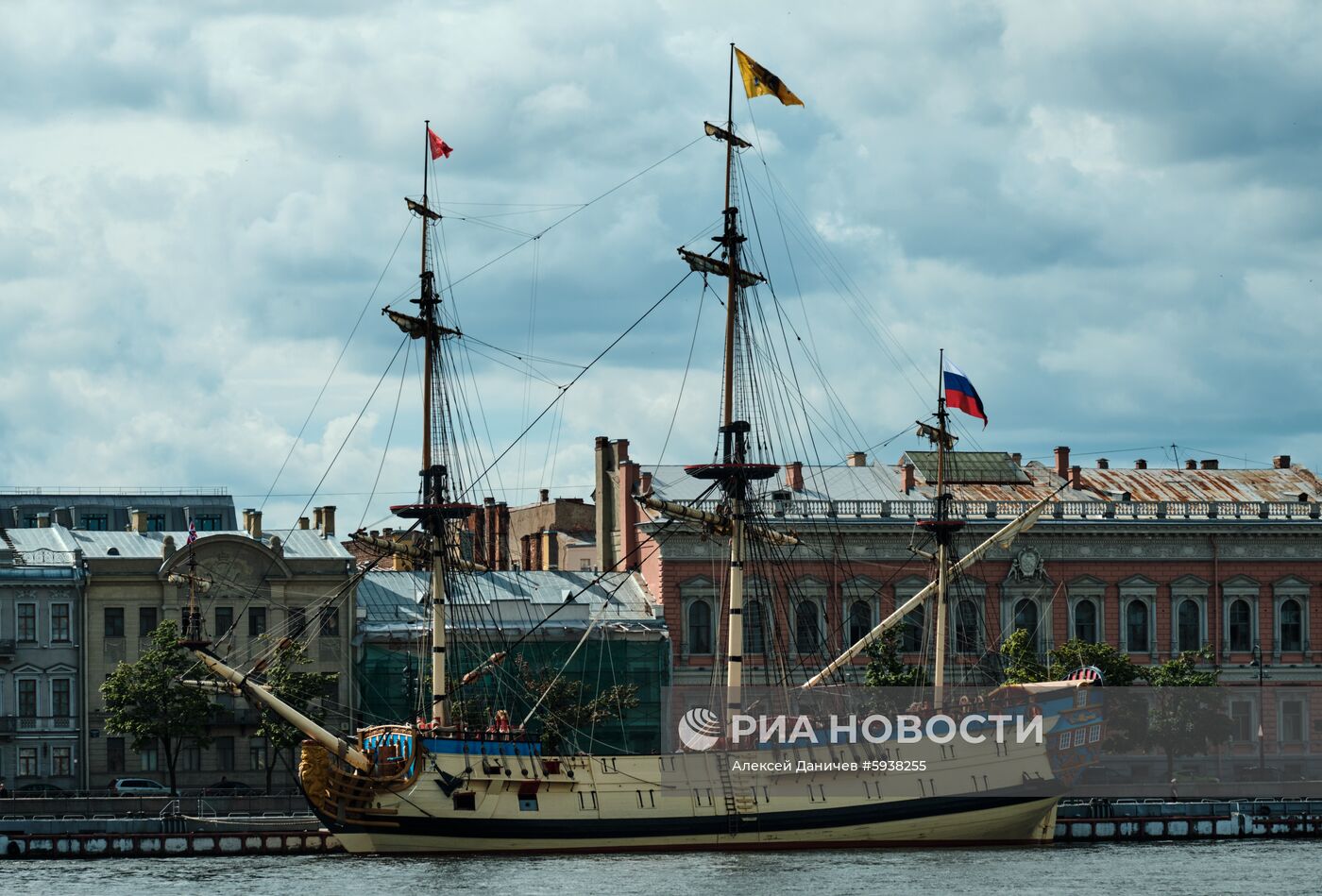 Парусник "Полтава" пришвартовался в центре Петербурга