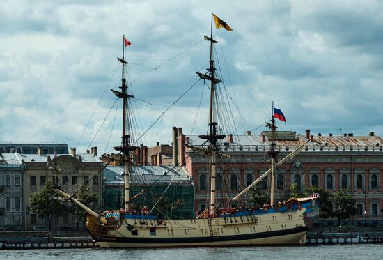 Парусник "Полтава" пришвартовался в центре Петербурга