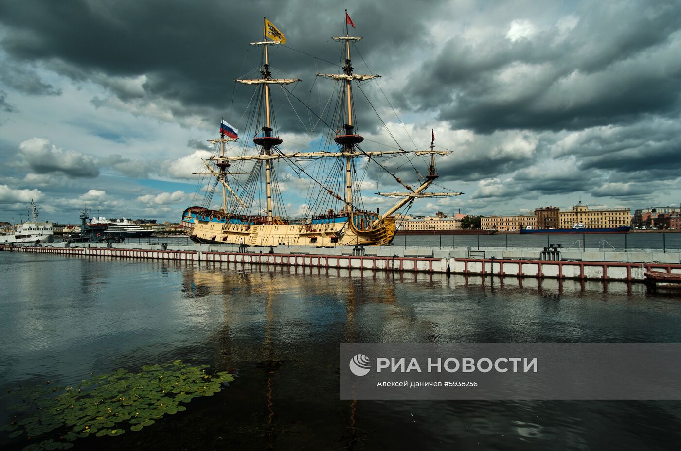 Парусник "Полтава" пришвартовался в центре Петербурга