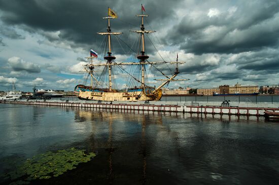 Парусник "Полтава" пришвартовался в центре Петербурга