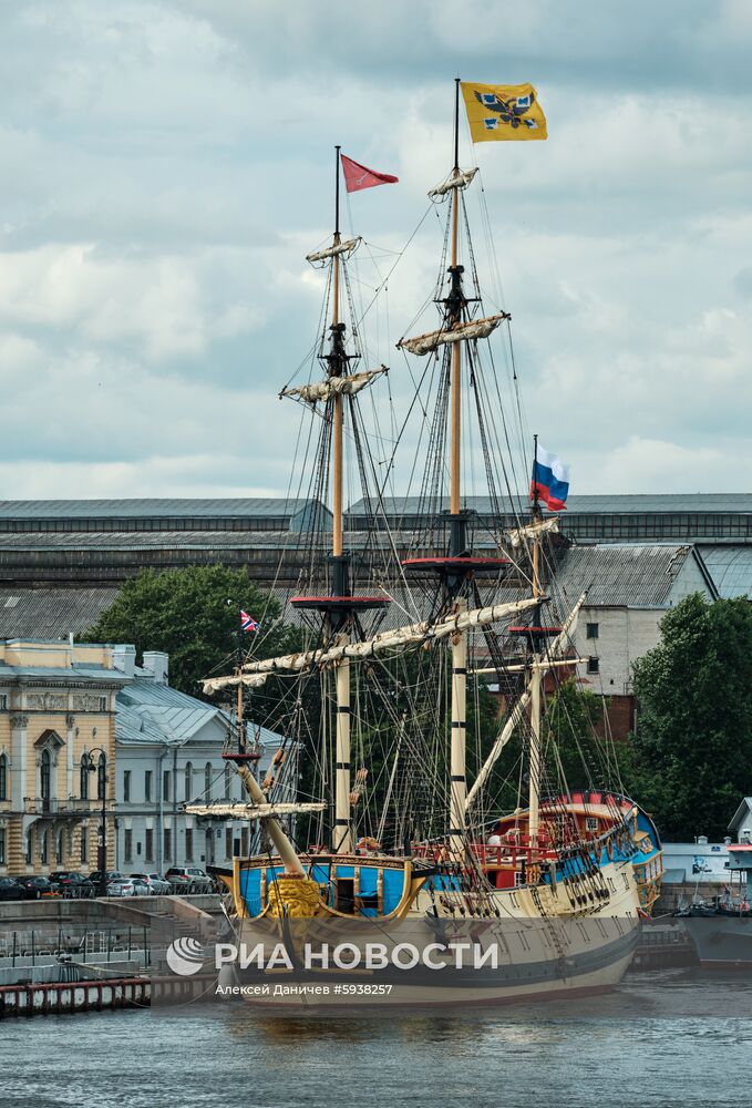 Парусник "Полтава" пришвартовался в центре Петербурга