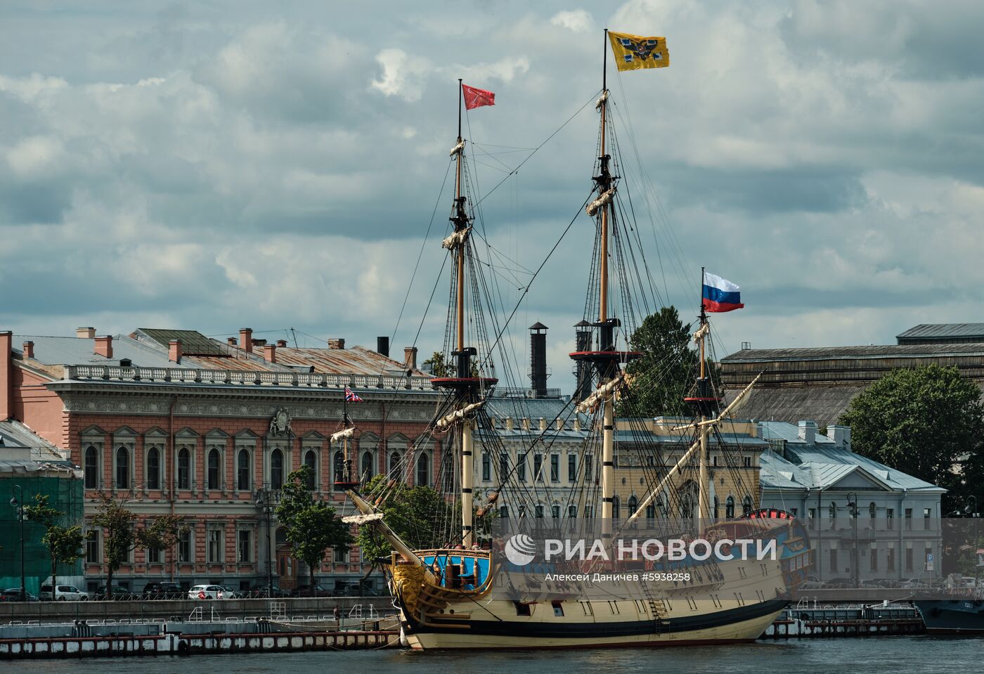 Парусник "Полтава" пришвартовался в центре Петербурга