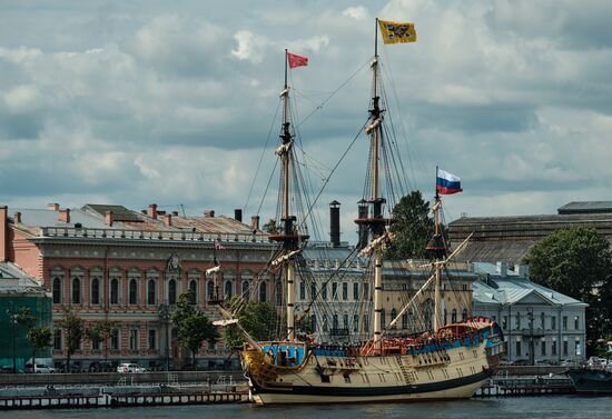 Парусник "Полтава" пришвартовался в центре Петербурга