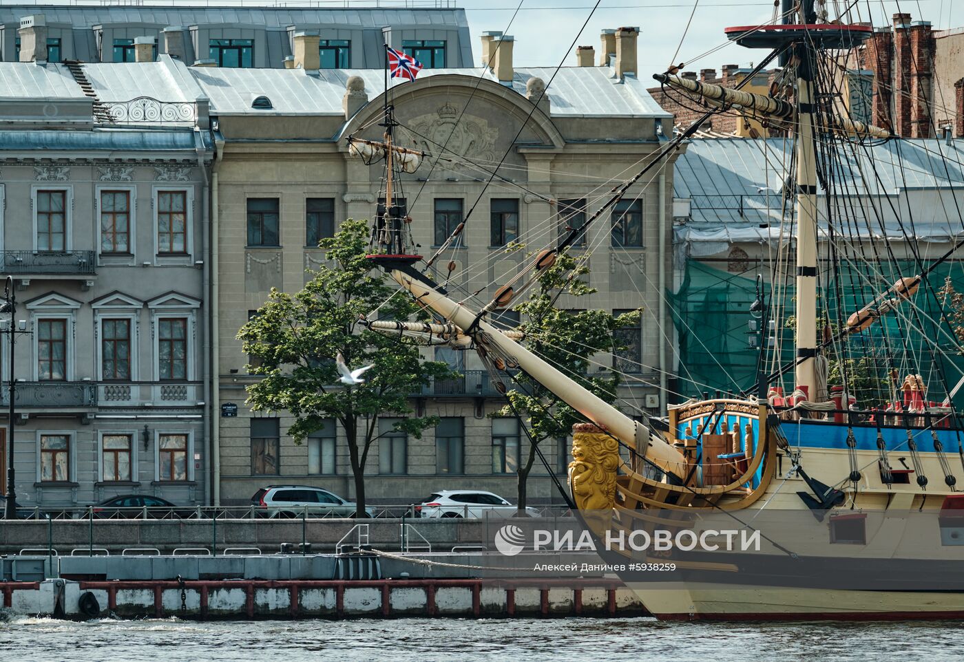 Парусник "Полтава" пришвартовался в центре Петербурга