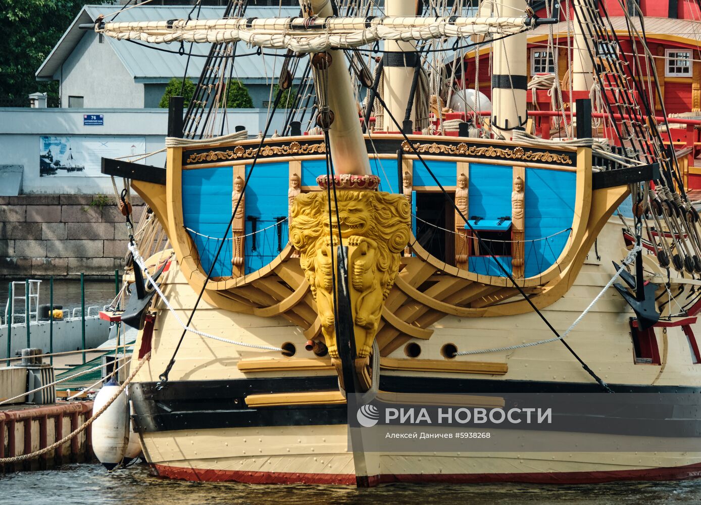 Парусник "Полтава" пришвартовался в центре Петербурга