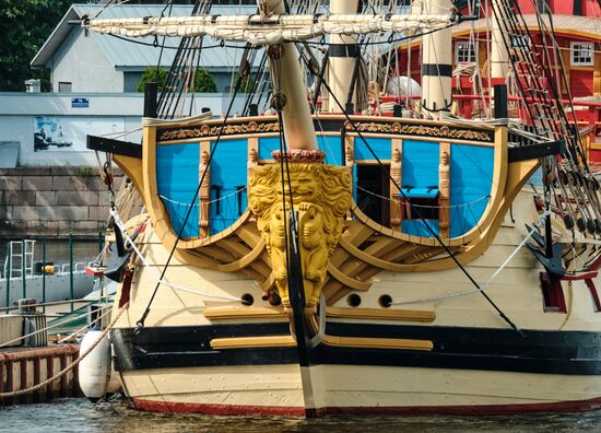 Парусник "Полтава" пришвартовался в центре Петербурга