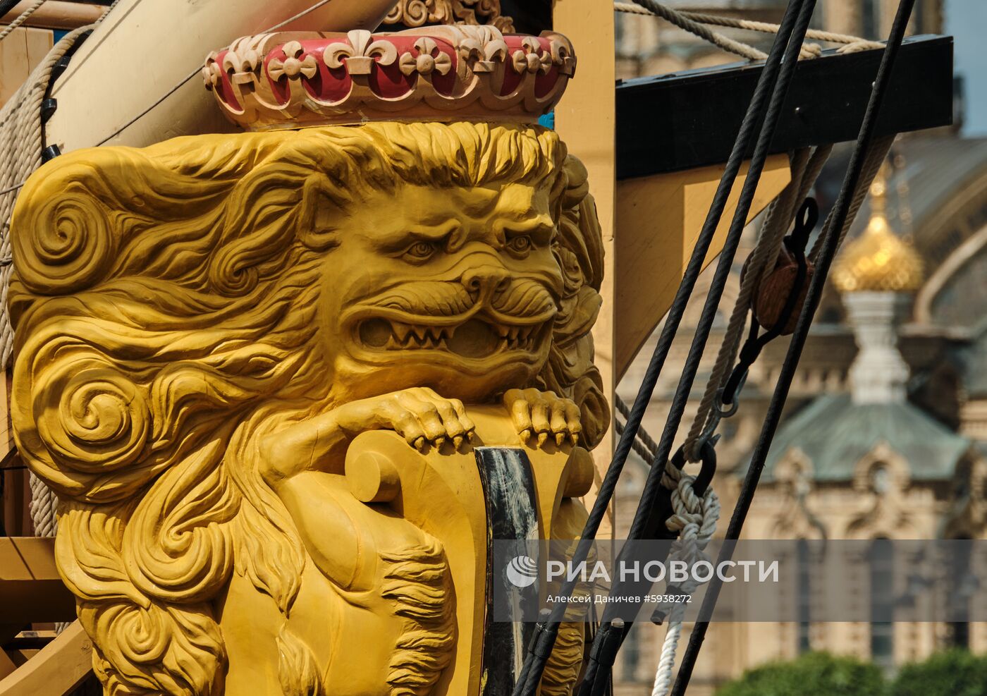 Парусник "Полтава" пришвартовался в центре Петербурга