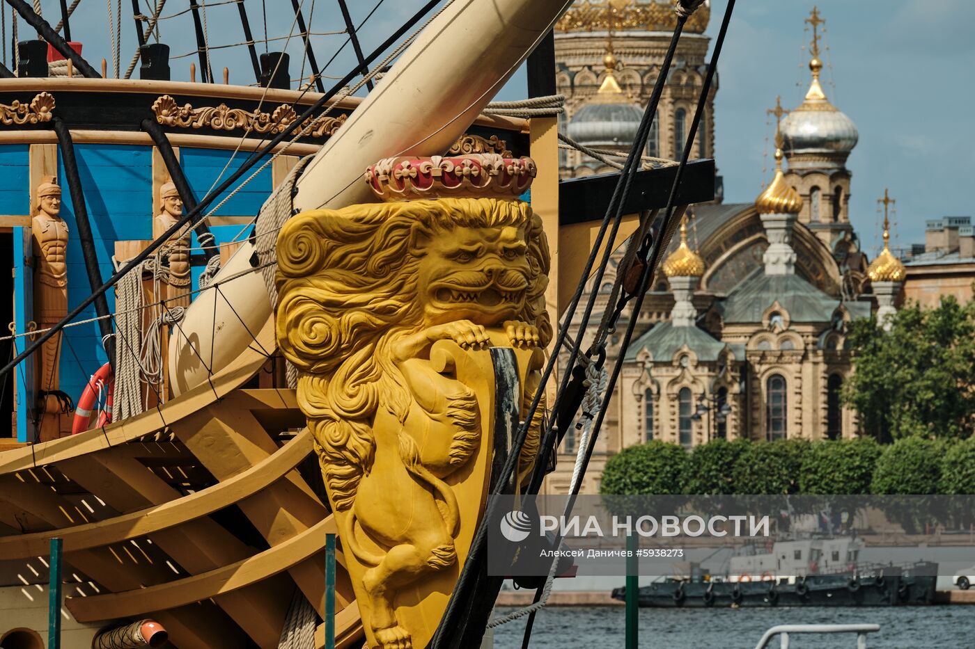 Парусник "Полтава" пришвартовался в центре Петербурга