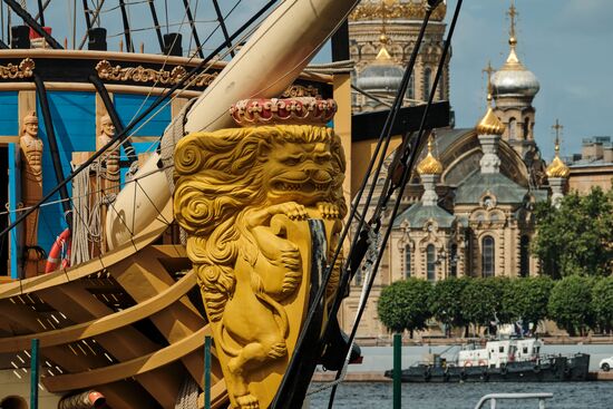 Парусник "Полтава" пришвартовался в центре Петербурга