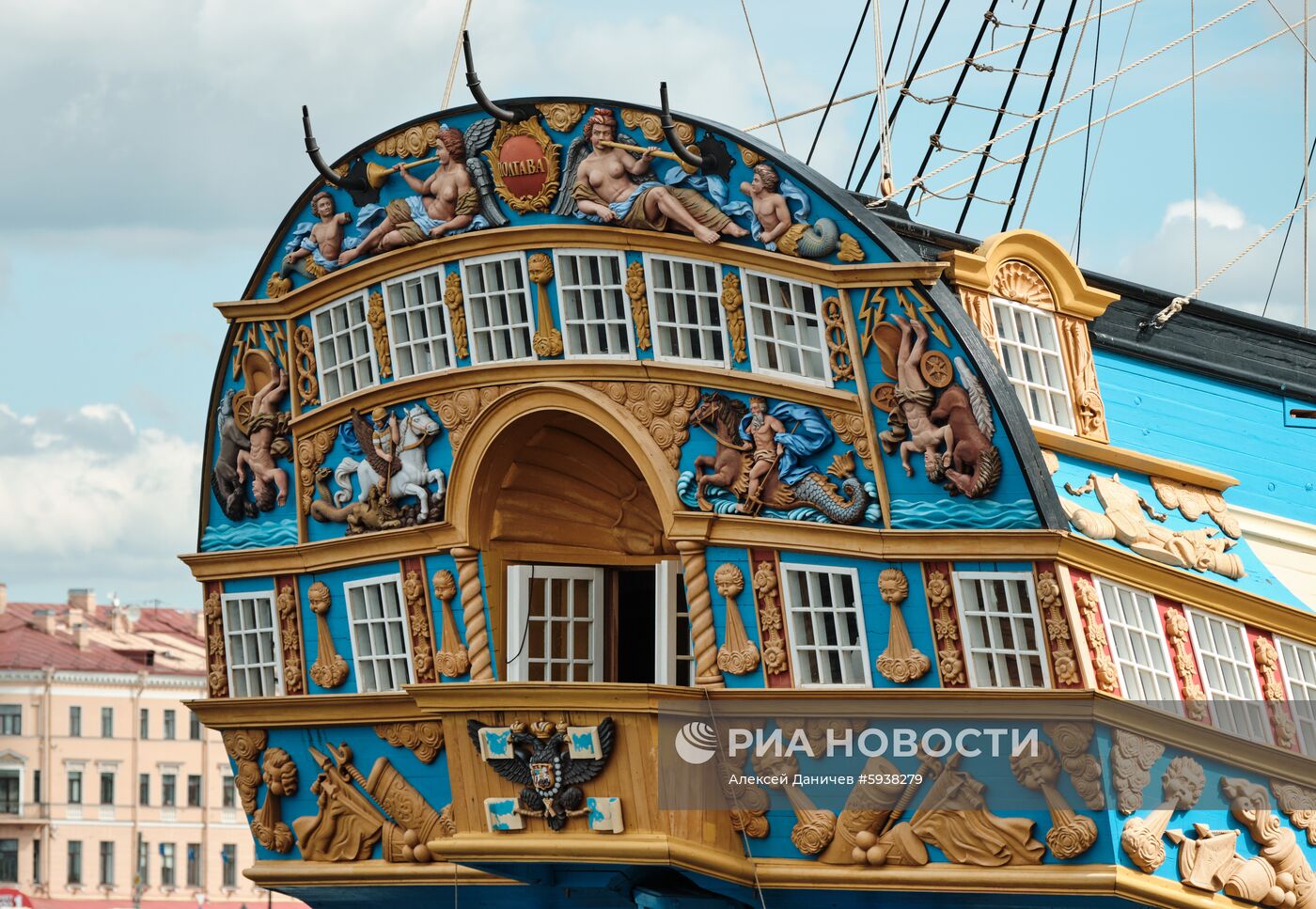 Парусник "Полтава" пришвартовался в центре Петербурга