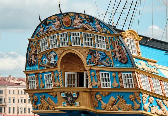 Парусник "Полтава" пришвартовался в центре Петербурга