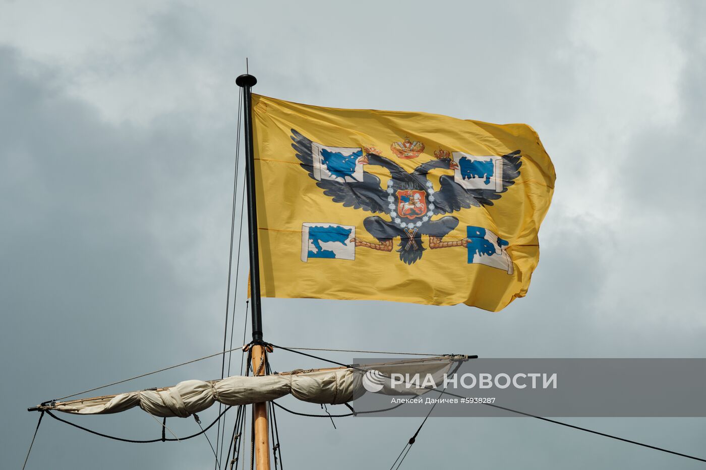 Парусник "Полтава" пришвартовался в центре Петербурга