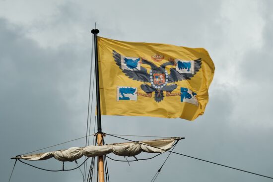 Парусник "Полтава" пришвартовался в центре Петербурга