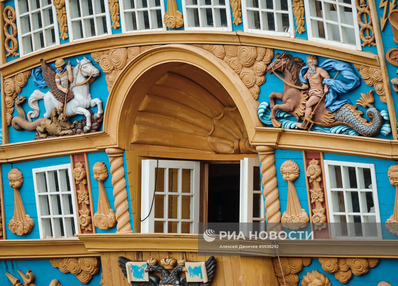 Парусник "Полтава" пришвартовался в центре Петербурга