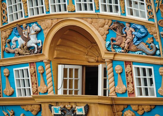 Парусник "Полтава" пришвартовался в центре Петербурга