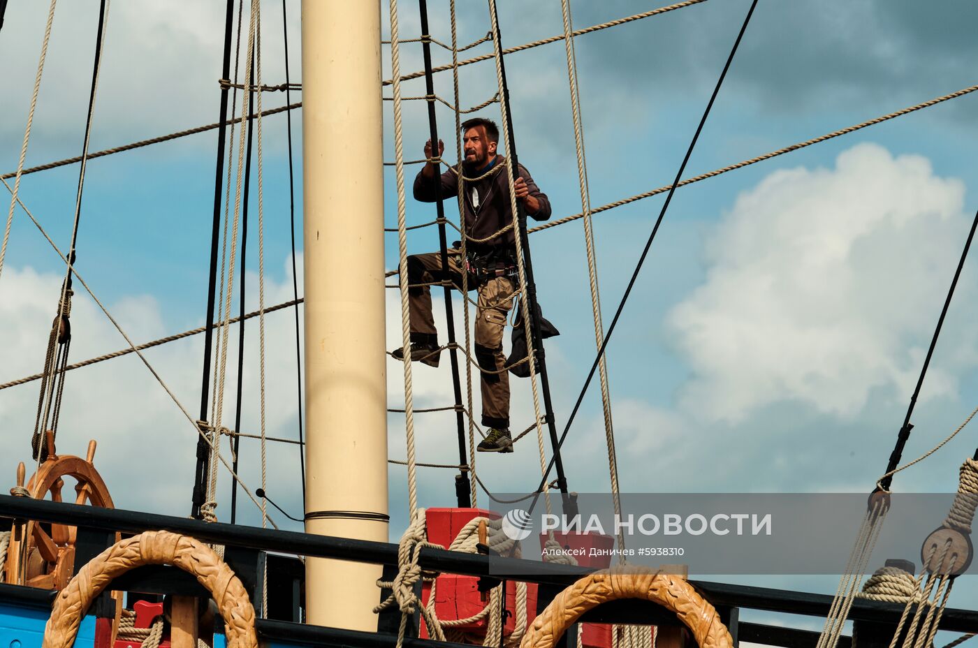 Парусник "Полтава" пришвартовался в центре Петербурга