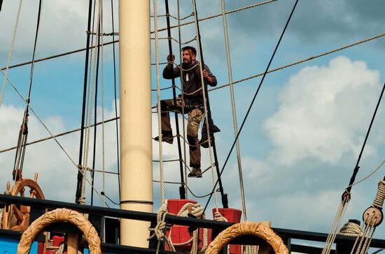 Парусник "Полтава" пришвартовался в центре Петербурга