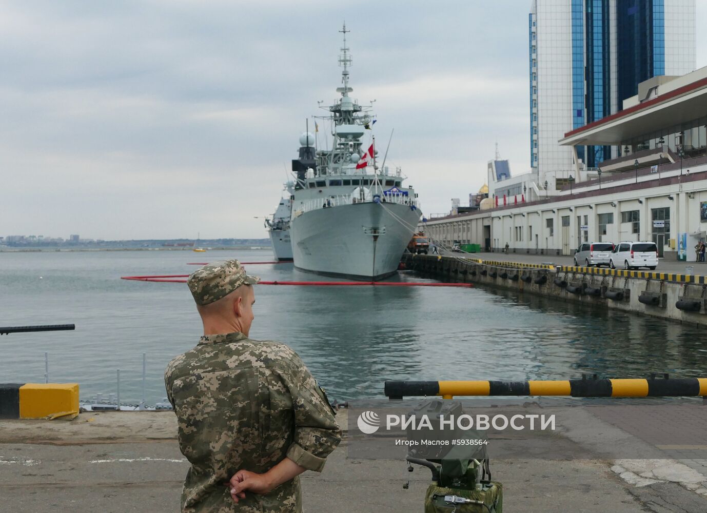Канадский фрегат "Торонто" в морском порту Одессы. Корабль задействован в международных учениях Sea Breeze-2019. Место: Украина, Одесса. Автор: Игорь Маслов/РИА Новости. Международные учения Sea Breeze-2019 в Одессе