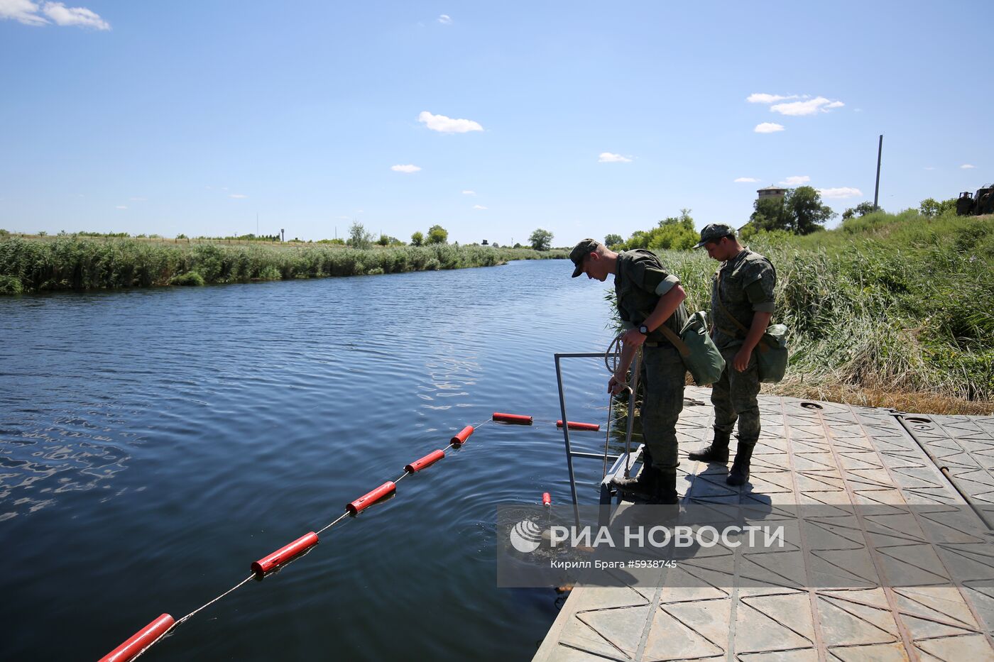 Демонстрация преодоления водных преград военной техникой